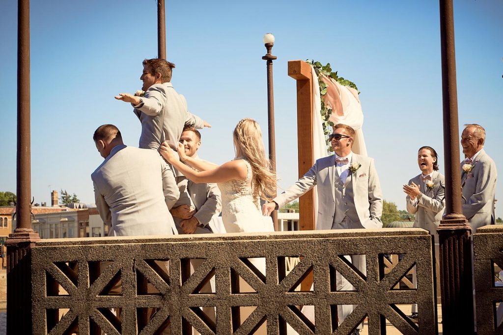 Bride, groom, and groomsmen recreate scene from Titanic